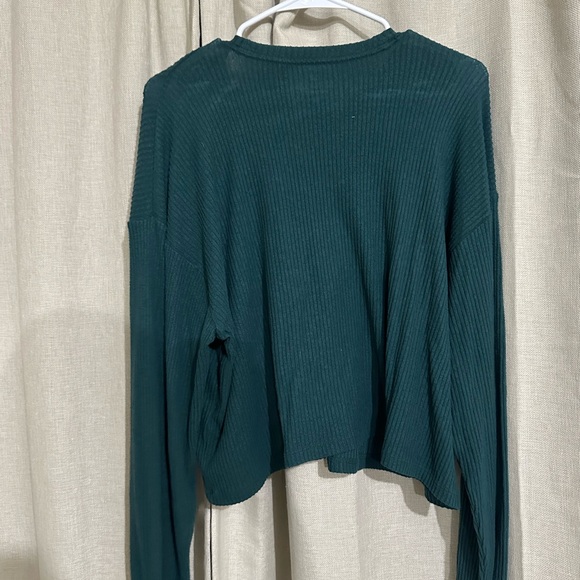 Hollister Women's Green Ribbed Top - Picture 2 of 3